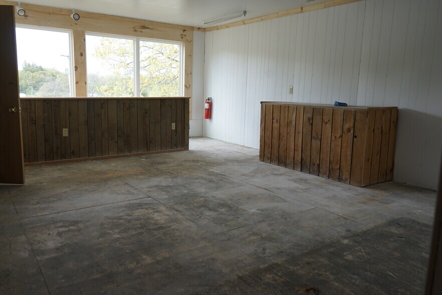 More Photos Of 12 Southmayd St, Campton Freestanding For Sale