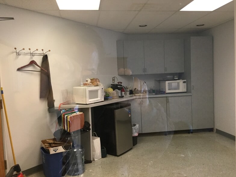 More Photos Of 410 Bergen Blvd, Palisades Park Storefront Retail Office For Lease