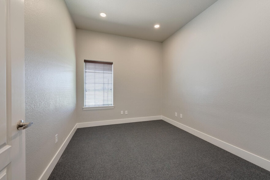 More Photos Of 5849 Park Vista Cir, Keller Showroom For Lease