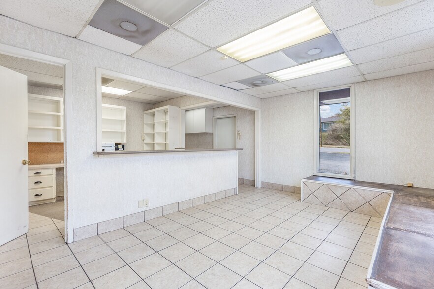 More Photos Of 825 N Crockett St, Sherman Office For Sale