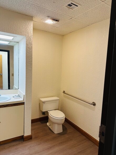 More Photos Of 11102 N Stratford Dr, Oklahoma City Office For Lease