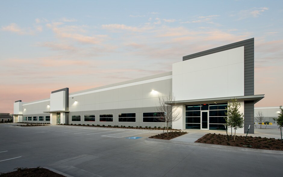 More Photos Of 910 S Freeport Pky, Coppell Warehouse For Lease