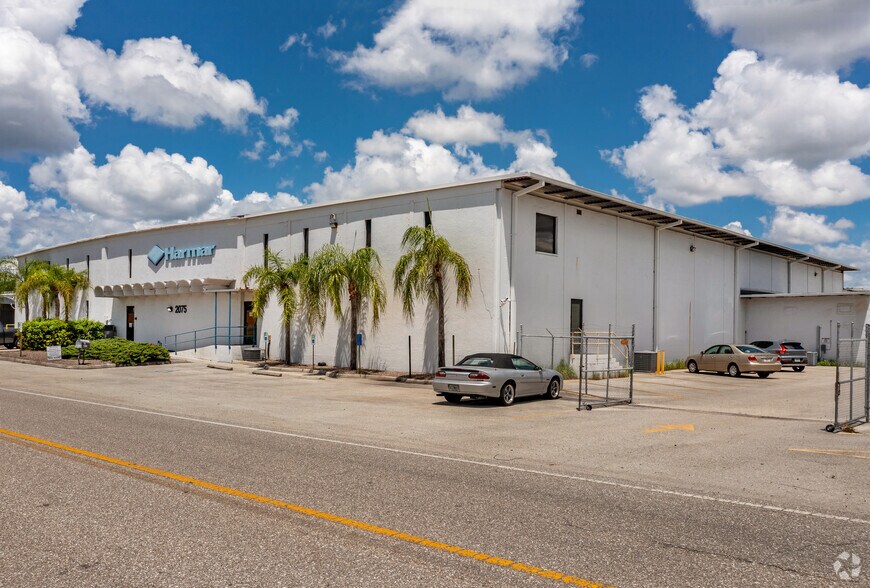 More Photos Of 2075 47th St, Sarasota Warehouse For Lease