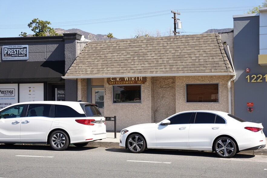More Photos Of 1233 W Glenoaks Blvd, Glendale General Retail For Sale