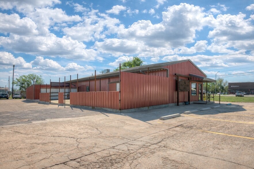 More Photos Of 106 NW 4th St, Lindsay Specialty For Sale