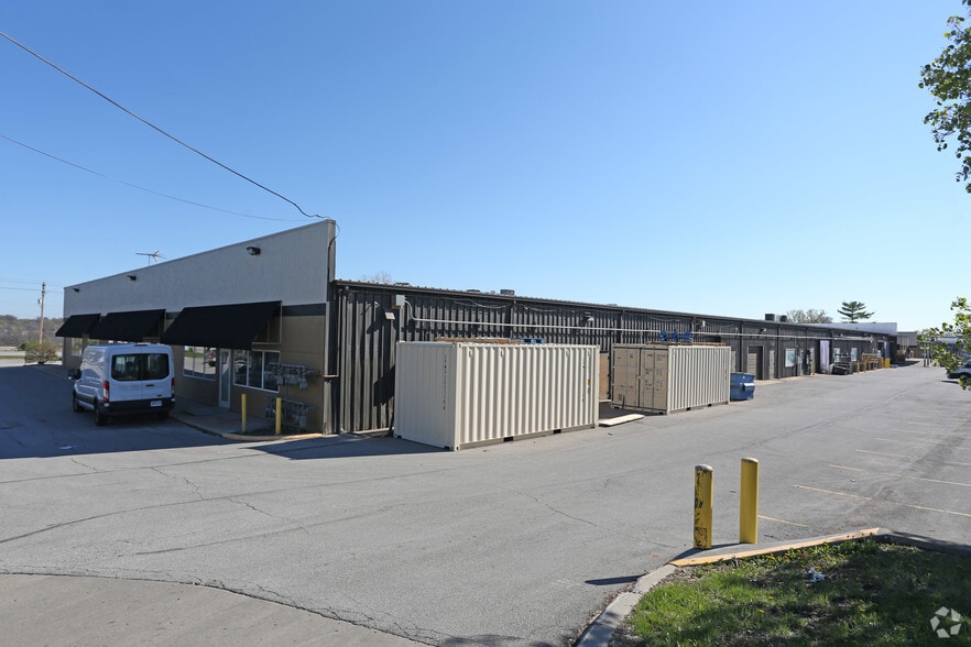 More Photos Of 17501 E US Highway 40, Independence Unknown For Lease