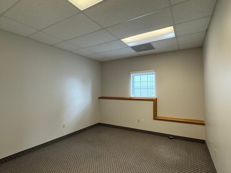 More Photos Of 1604 NW Mock Ave, Blue Springs Medical For Lease