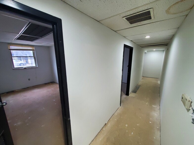 More Photos Of 9380 Watson Industrial Park, Crestwood Warehouse For Lease