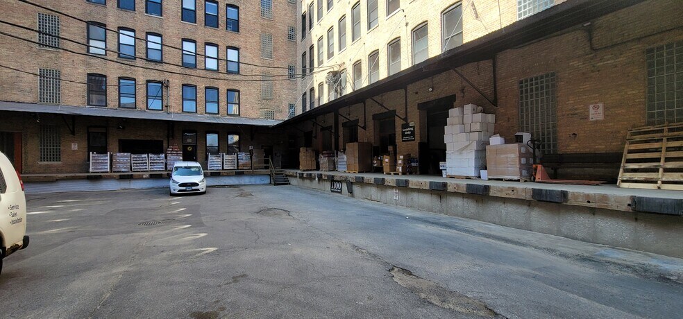 More Photos Of 1100 W Cermak Rd, Chicago Light Distribution For Lease