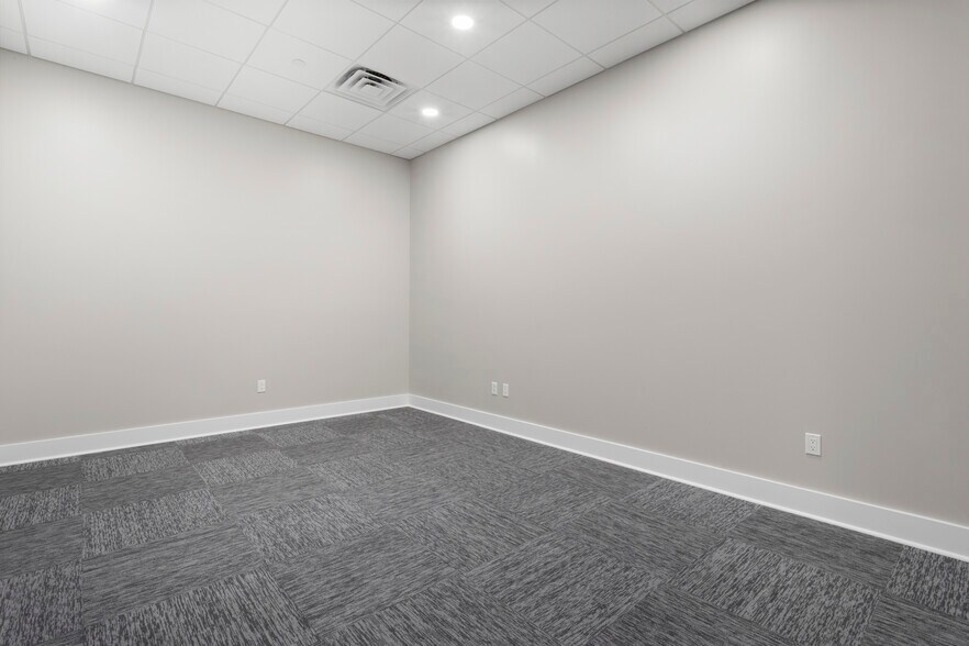 More Photos Of 13334 Seaway Rd, Gulfport Office For Lease