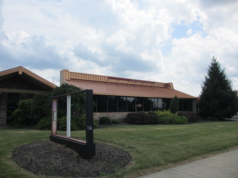 Primary Photo Of 6405 Pearl Rd, Parma Heights Restaurant For Sale