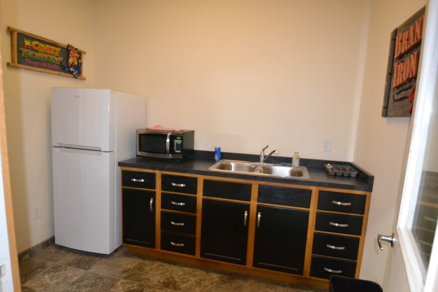 More Photos Of 6915 Raywood Rd, Monona Warehouse For Sale