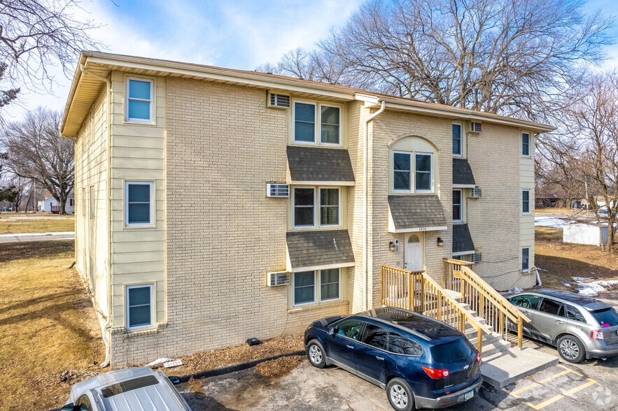 Primary Photo Of 6920 SW 9th St, Des Moines Apartments For Sale