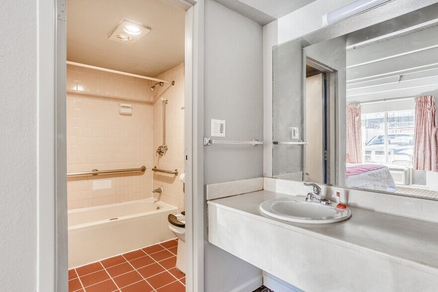 More Photos Of 5301 N Lincoln Blvd, Oklahoma City Hotel For Sale