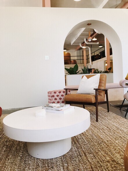 More Photos Of 633-635 W Davis St, Dallas Freestanding For Lease