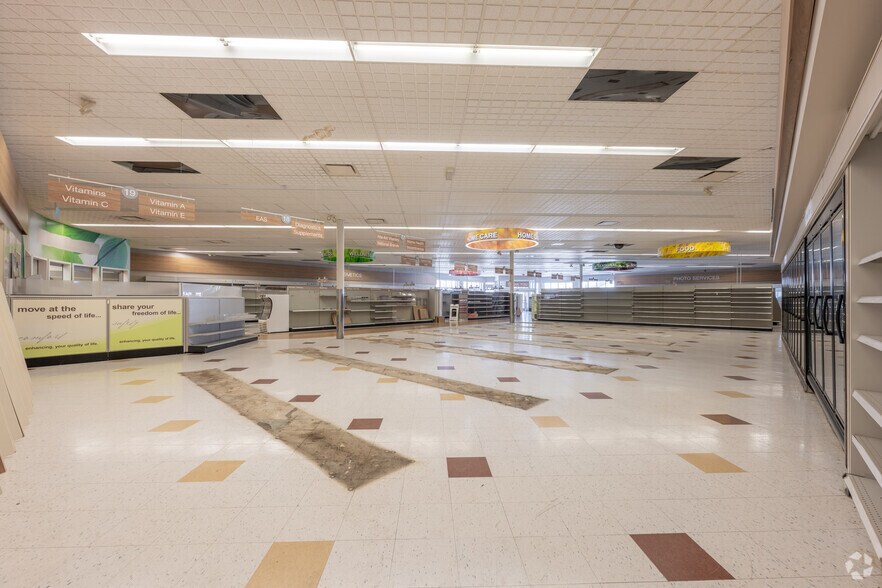 More Photos Of 735 N Water St, Uhrichsville Drugstore For Sale