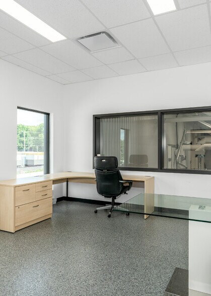 More Photos Of 210 Rue Piché, Donnacona Warehouse For Lease
