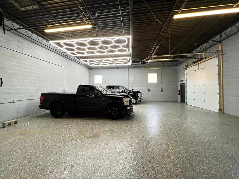 More Photos Of 135-139 Joey Dr, Elk Grove Village Warehouse For Sale