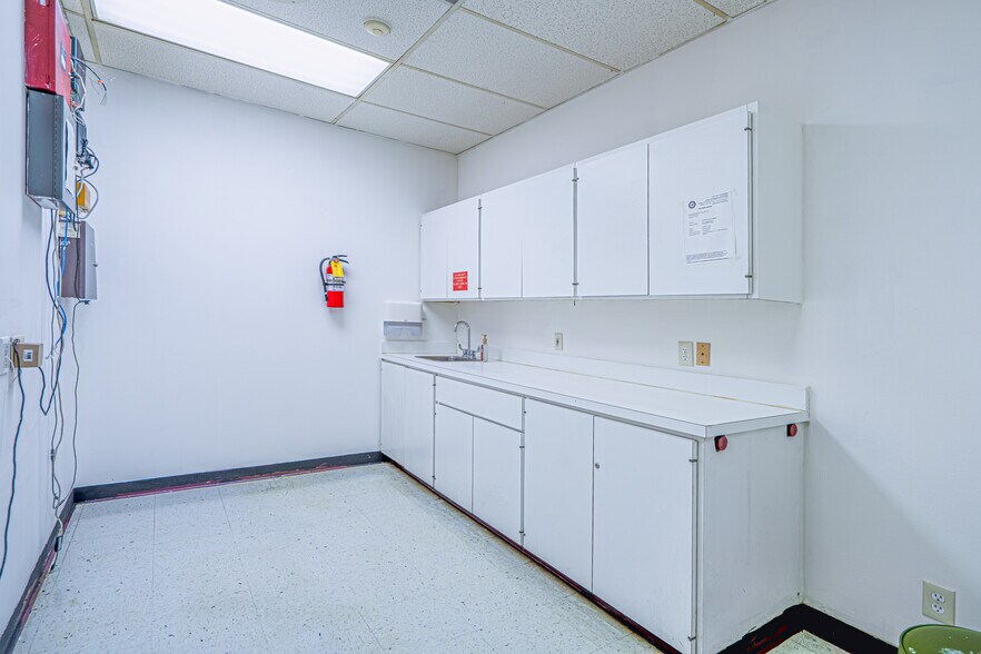 More Photos Of 2424 Hamilton St, Houston Medical For Lease