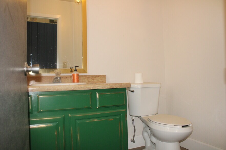 More Photos Of 927 Main St, Evanston General Retail For Lease