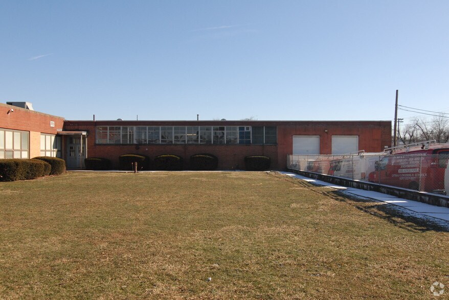 More Photos Of 35 Monhegan St, Clifton Warehouse For Lease