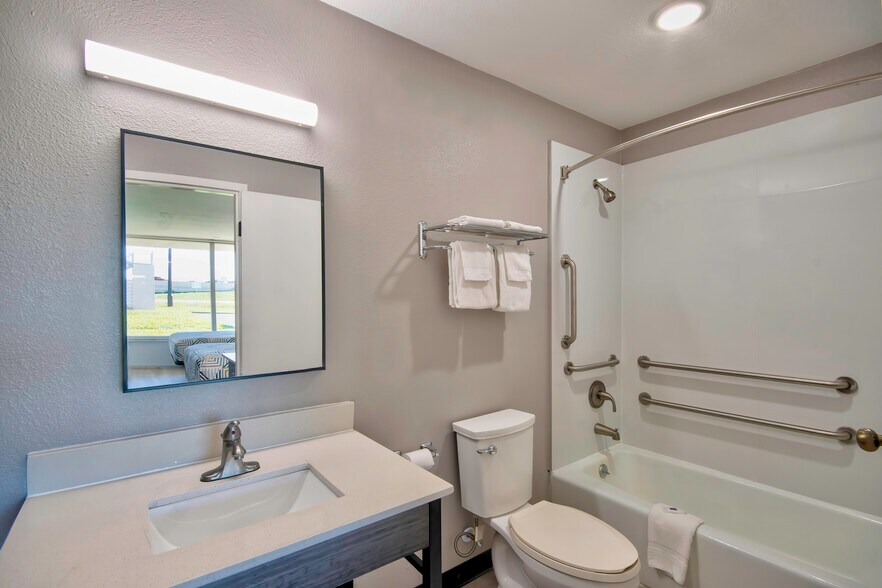 More Photos Of 26010 Southwest Fwy, Rosenberg Hotel For Sale