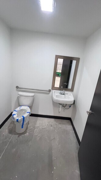 More Photos Of 5431 Old Granbury Rd, Granbury Warehouse For Lease