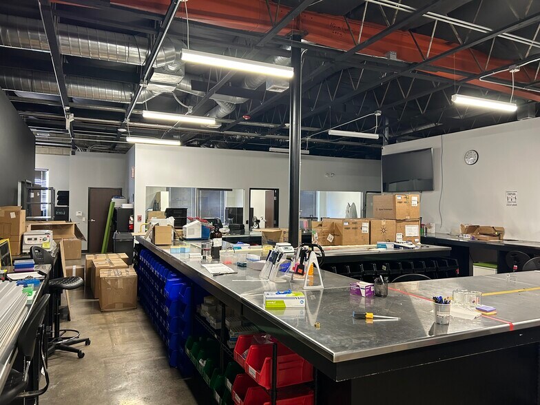 More Photos Of 7027 Hayvenhurst Ave, Van Nuys Light Manufacturing For Lease