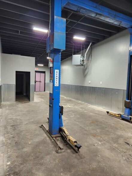 More Photos Of 11337 Van Dyke St, Detroit Light Distribution For Lease