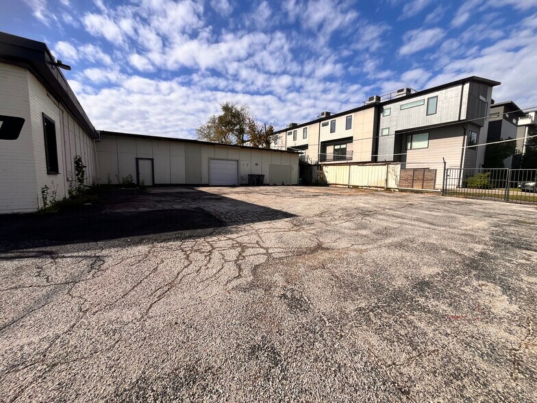 More Photos Of 4921 Ross Ave, Dallas Auto Dealership For Lease