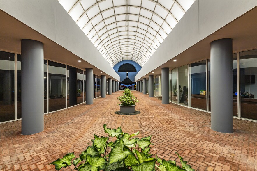 More Photos Of 14815-14863 Southwest Fwy, Sugar Land Medical For Lease