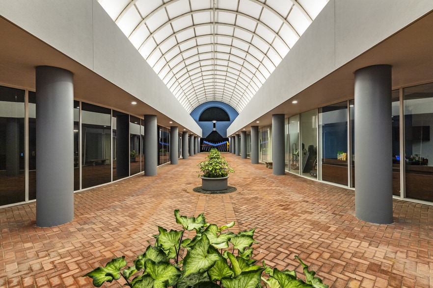 More Photos Of 14815-14863 Southwest Fwy, Sugar Land Unknown For Lease