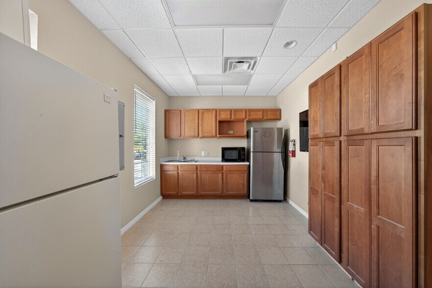 More Photos Of 4230 Gardendale St, San Antonio Office For Sale