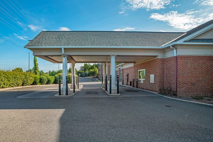 More Photos Of 6130 Redwood Sq, Centreville Bank For Lease