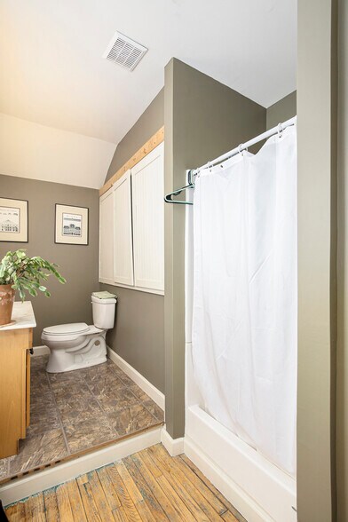 More Photos Of 206 S Main St, Romeo Freestanding For Sale