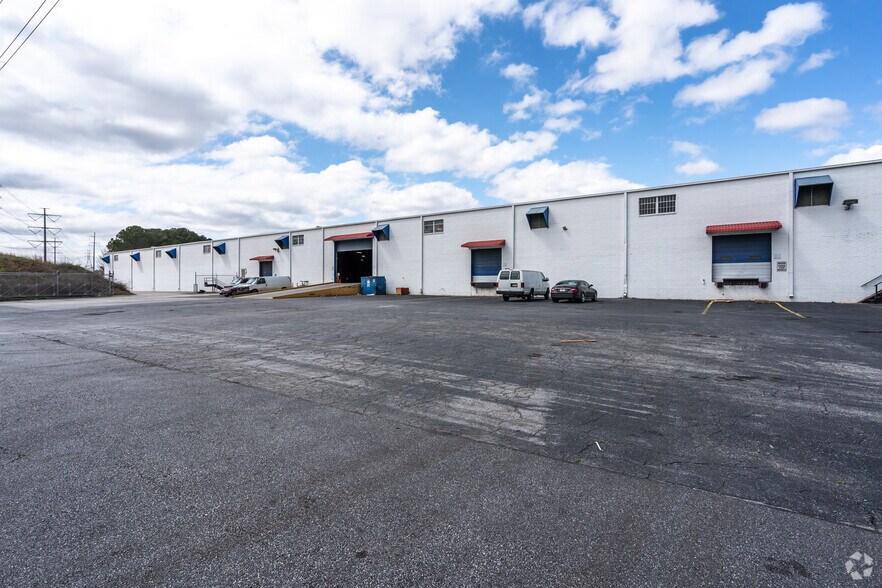 More Photos Of 2960 Olympic Industrial Dr SE, Atlanta Showroom For Lease