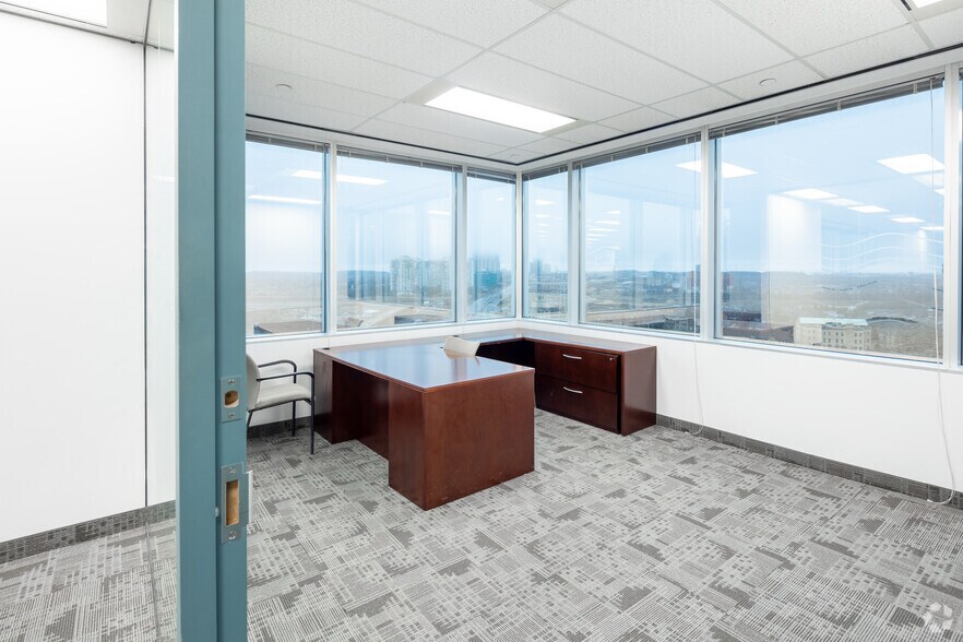 More Photos Of 1 Robert Speck Pky, Mississauga Unknown For Sale