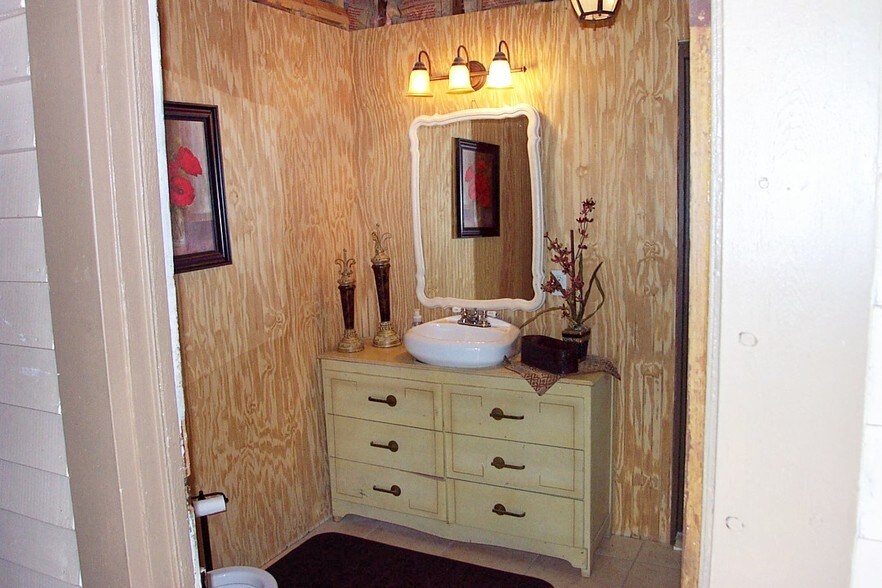 More Photos Of 27 Sycamore St, Jefferson Specialty For Lease