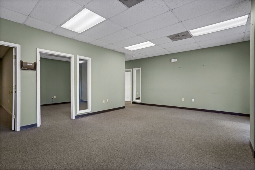 More Photos Of 9 Ellwood Ct, Greenville Warehouse For Lease