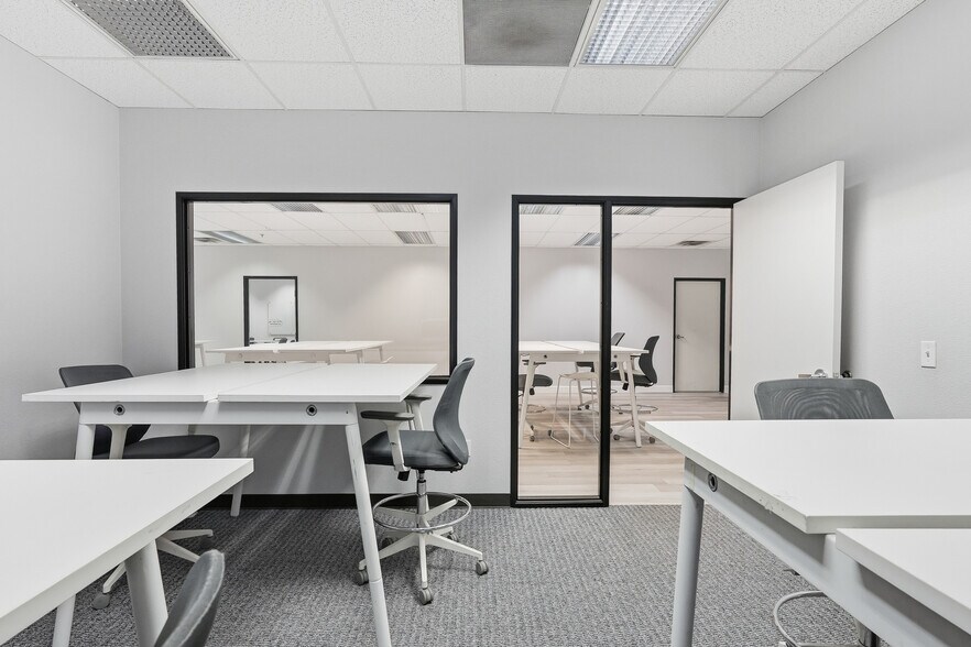 More Photos Of 3401 E Harbour Dr, Phoenix Light Manufacturing For Lease