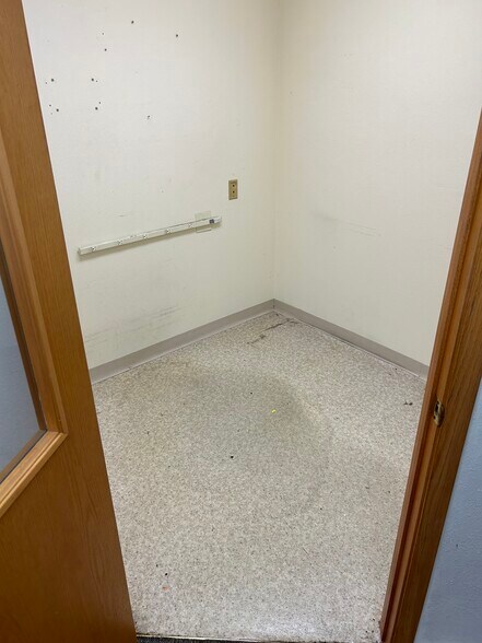 More Photos Of 815 N Main St, Oregon Freestanding For Lease