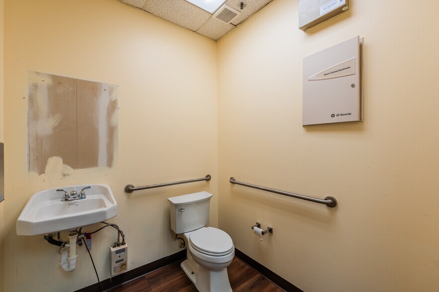 More Photos Of 5750 N Sam Houston Pky E, Houston Warehouse For Lease