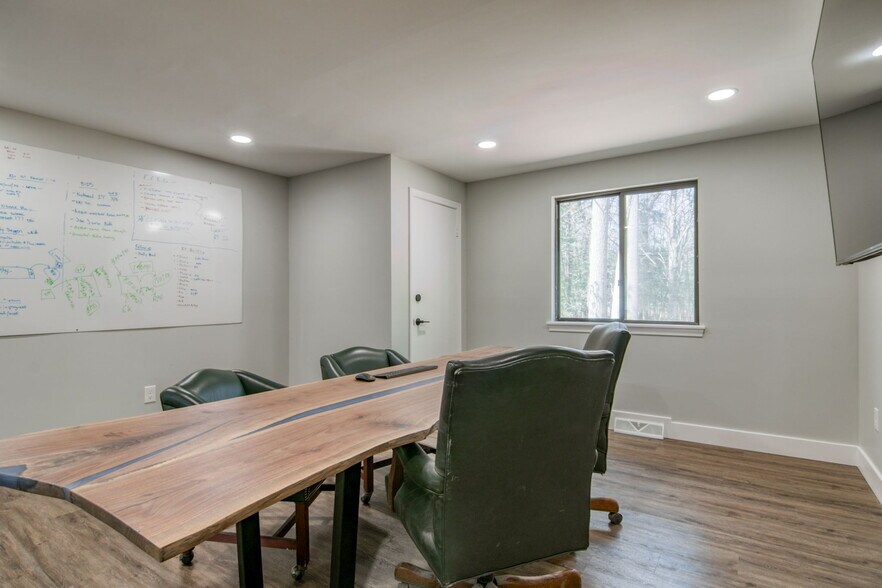 More Photos Of 2 Gordon St, Simsbury Office For Lease