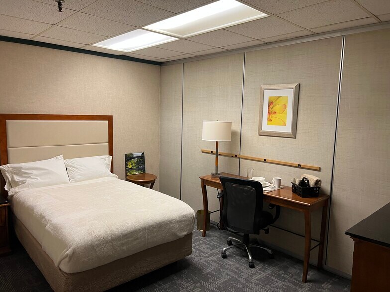 More Photos Of 136 Center St, Old Town Office For Sale