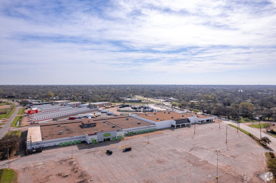 More Photos Of 10710-10724 Garland Rd, Dallas Supermarket For Lease