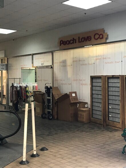 More Photos Of 1015 Crocker St, Los Angeles General Retail For Sale