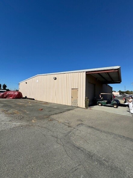 More Photos Of 1462 N Red Gum St, Anaheim Contractor Storage Yard For Lease