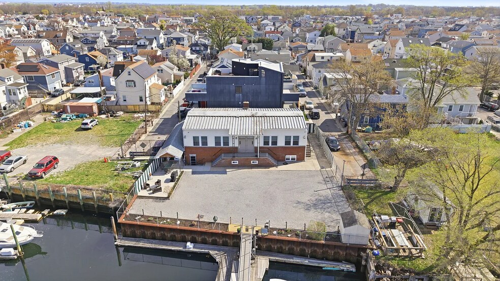 More Photos Of 1 Merit Ct, Brooklyn Marina For Sale