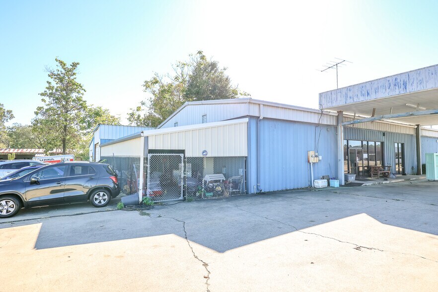 More Photos Of 1428 N Jefferson Ave, Mount Pleasant Freestanding For Sale