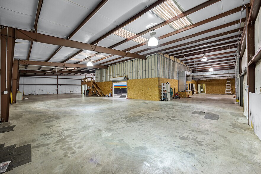 More Photos Of 39 N Madison Dr, Humboldt Showroom For Sale